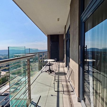 Menlyn Maine Apartments Претория Экстерьер фото