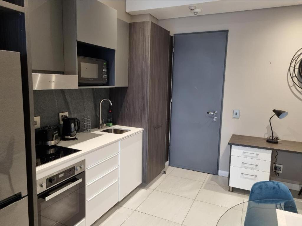 Menlyn Maine Apartments Претория Экстерьер фото