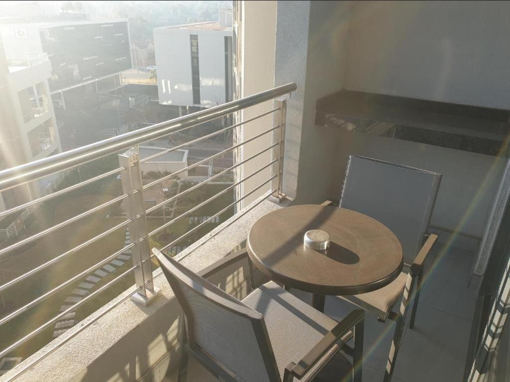 Menlyn Maine Apartments Претория Экстерьер фото